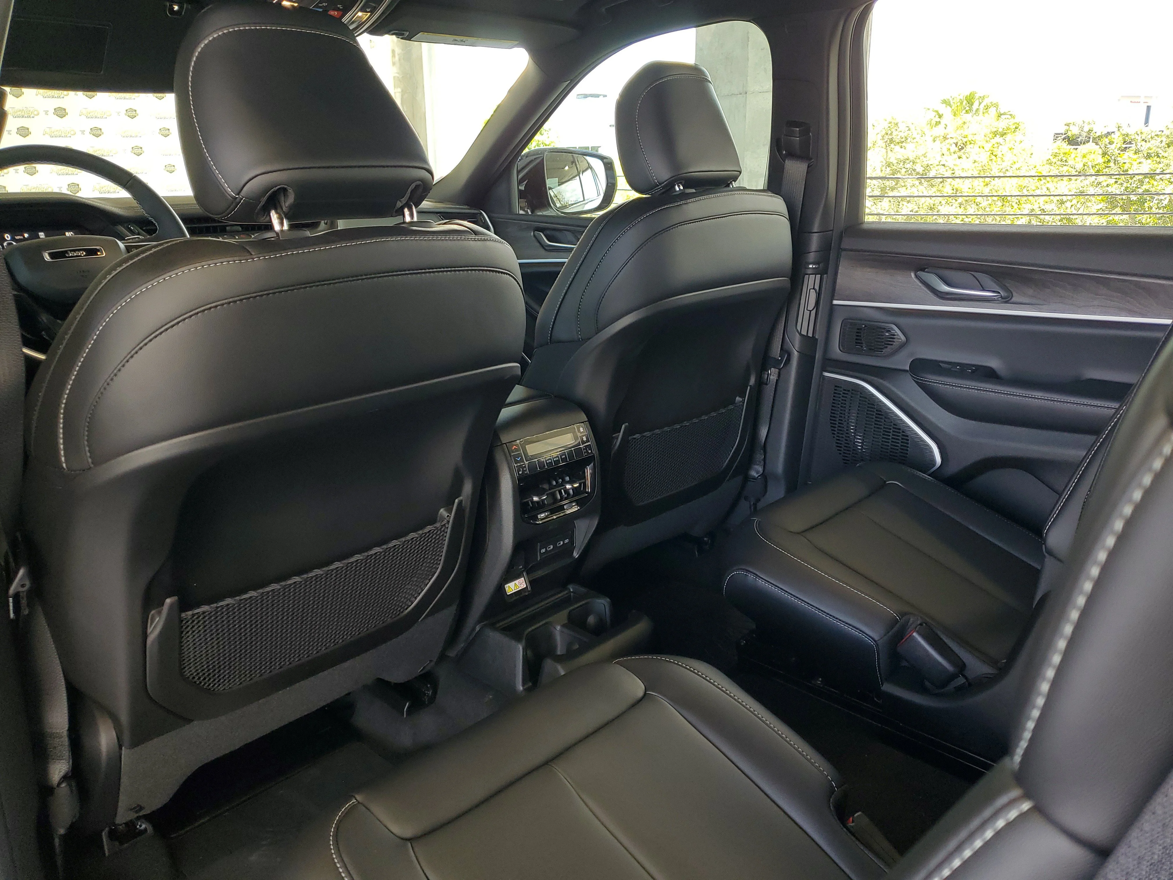 New 2026 Bright White Clear-Coat Exterior Paint Jeep Limited image 9