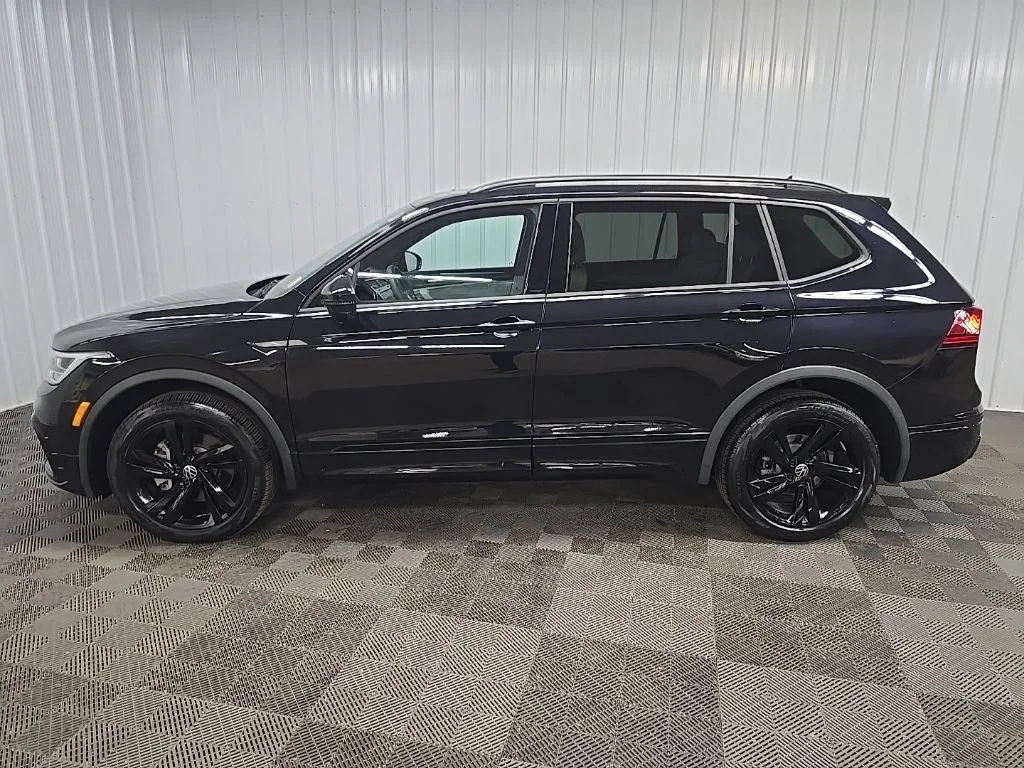 Used 2023 Black Volkswagen 2.0T SE R-Line Black image 5