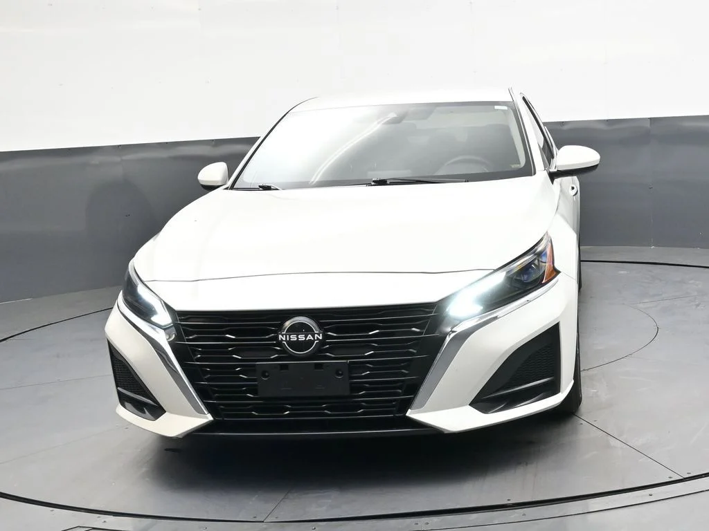 Used 2023 White Nissan 2.5 SV image 12