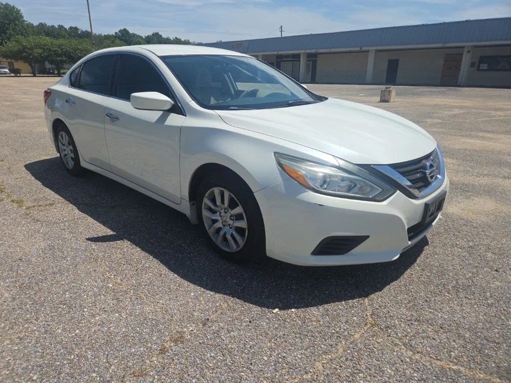 Used 2017 White Nissan 2.5 S image 18