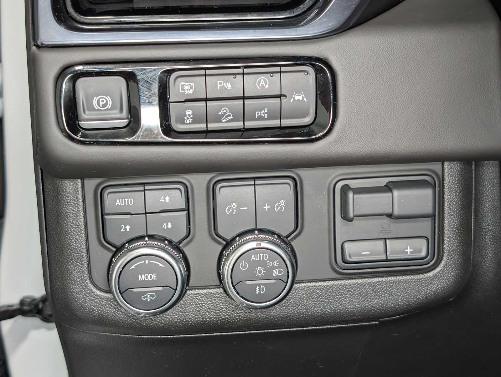 Used 2025 Summit White GMC AT4 Ultimate image 41