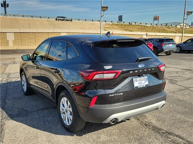 Used 2025 Agate Black Metallic Ford Active Front-Wheel Drive image 3