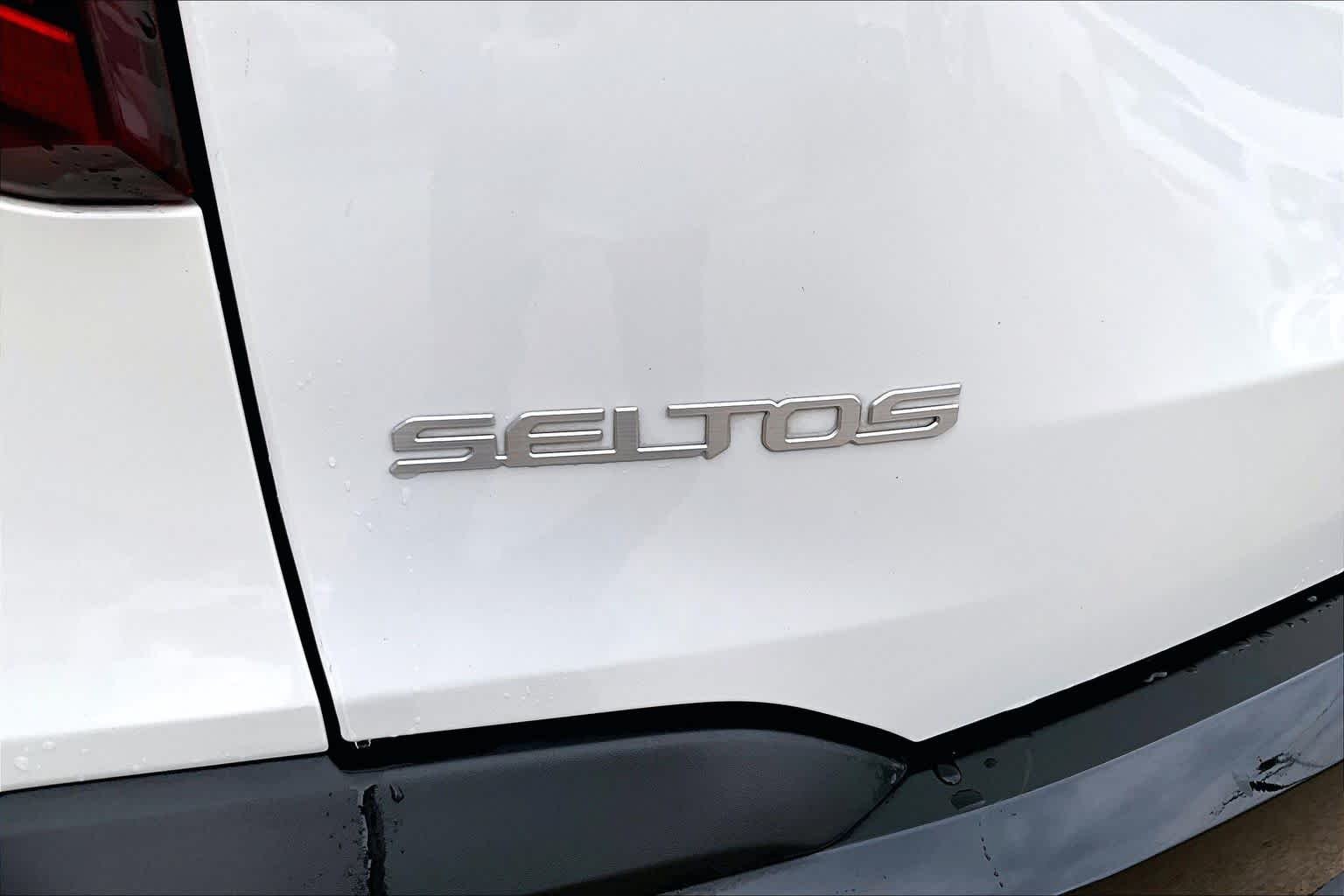 New 2024 Snow White Pearl Kia SX image 30
