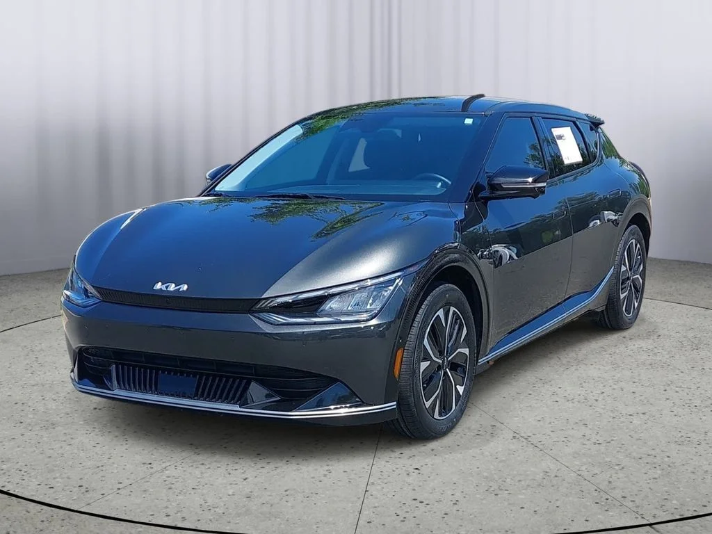 Used 2023 Gray Kia Wind image 7