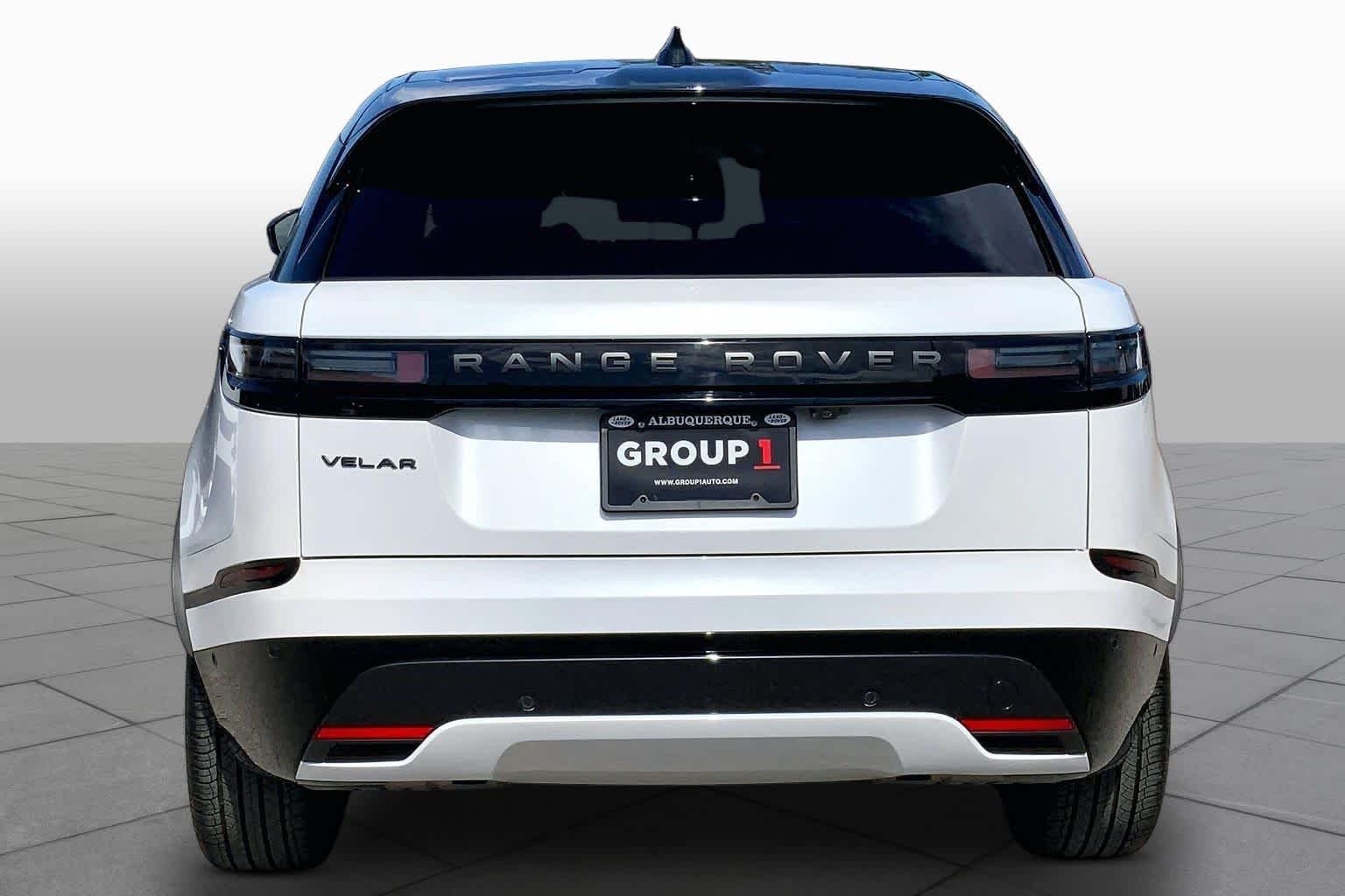 Used 2026 Ostuni Pearl White Premium Metallic Land Rover Dynamic SE image 5