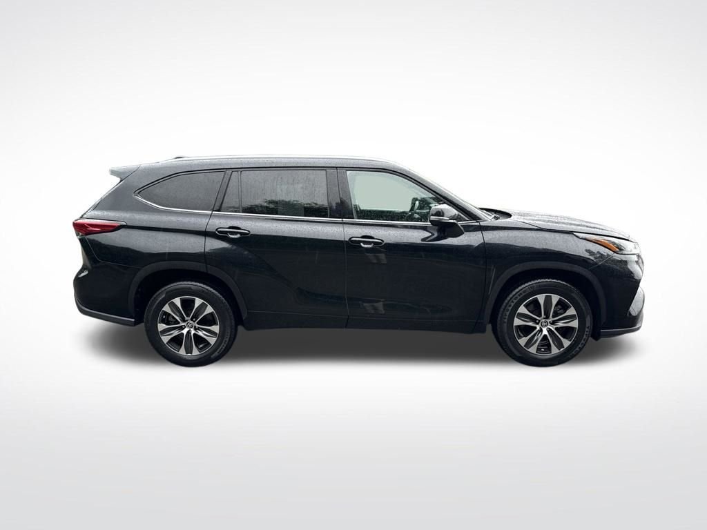 Used 2022 Black Toyota XLE image 4