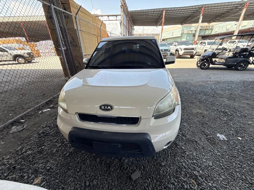 Used 2011  Kia Plus image 2