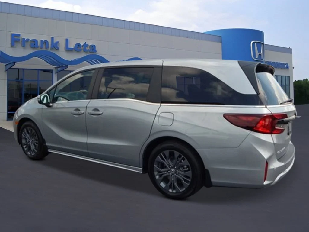 New 2027 Solar Silver Metallic Honda Touring image 3