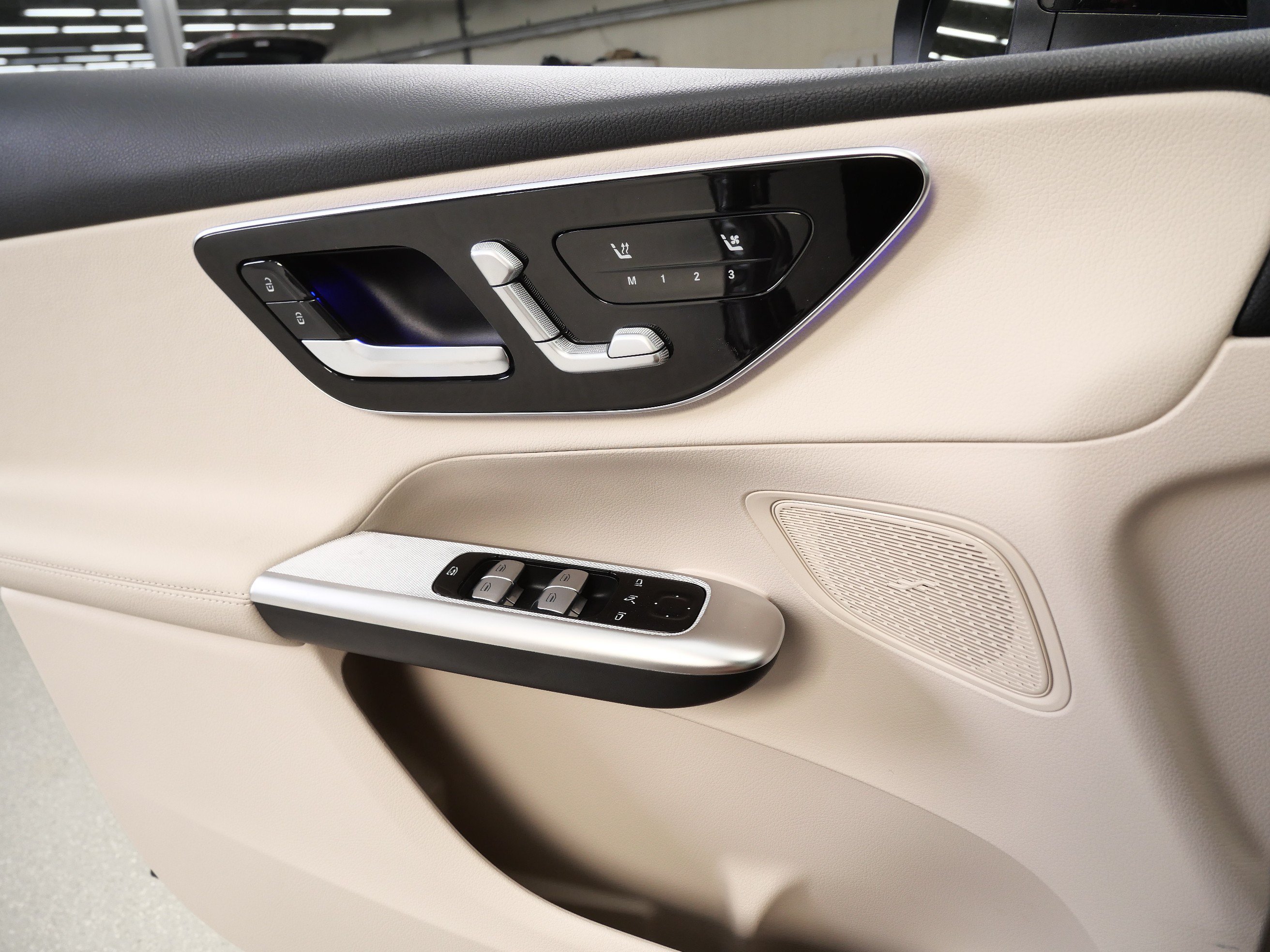 New 2026 Obsidian Black Metallic Mercedes-Benz GLC 300 image 13