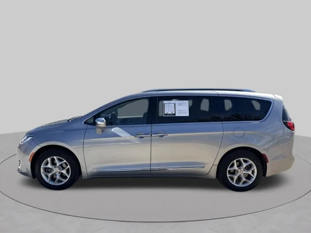 Used 2020 Silver Chrysler Limited image 4