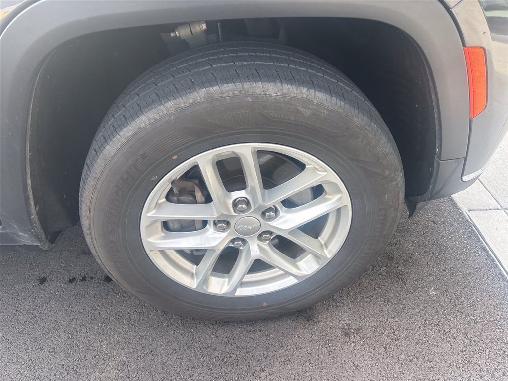 Used 2023 Gray Jeep Laredo image 20
