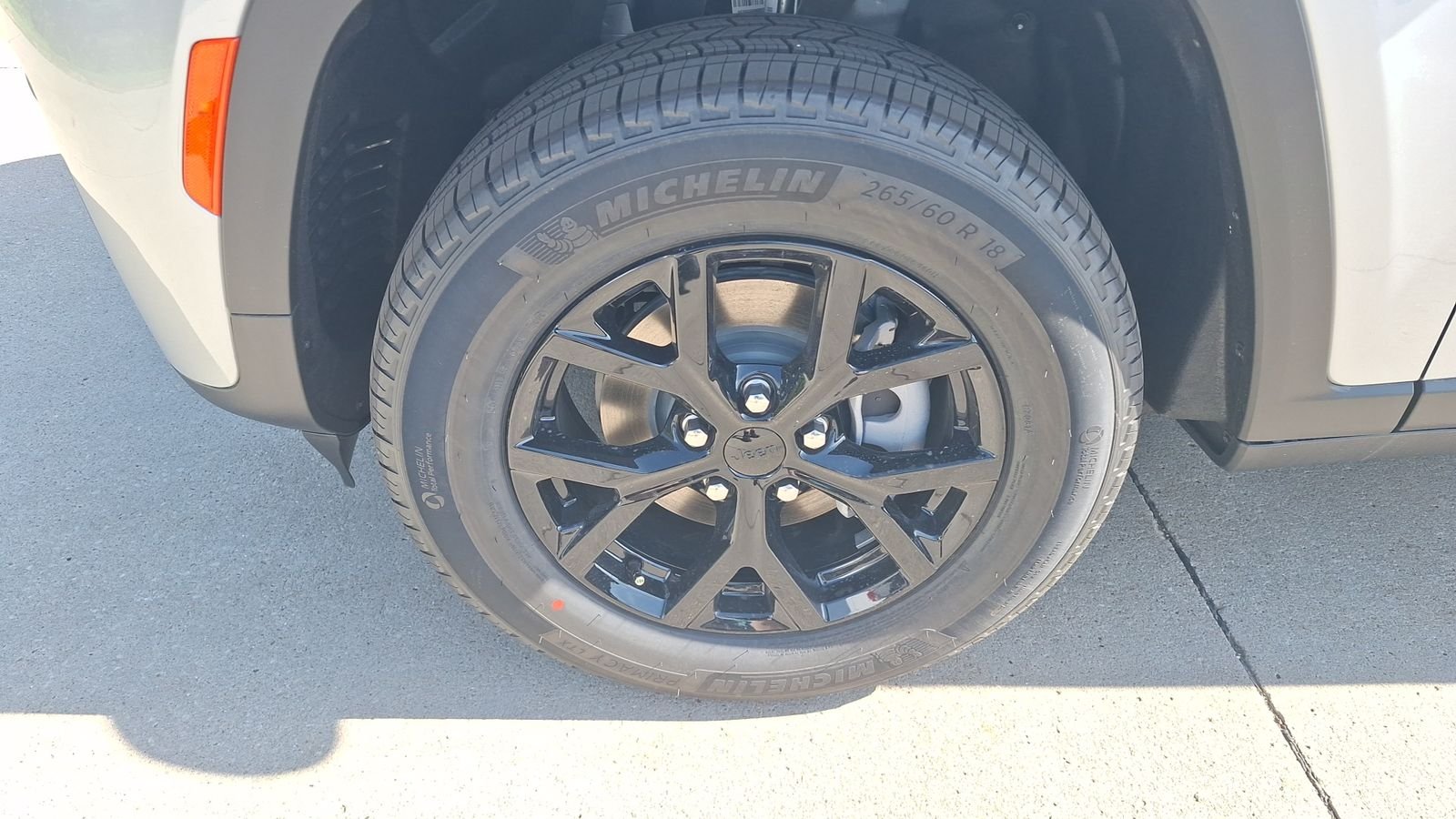 New 2026 Silver Zynith Exterior Paint Jeep Altitude image 10