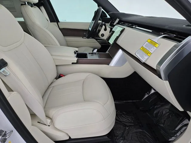 New 2026 Fuji White Land Rover SE image 3