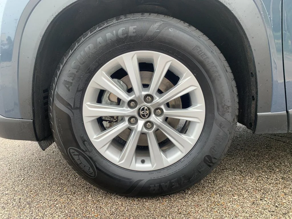 Used 2024 White Toyota XLE image 33