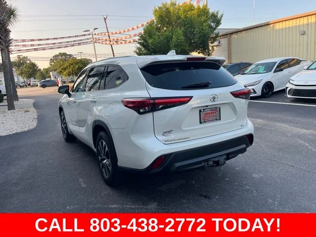 Used 2020 White Toyota XLE image 35