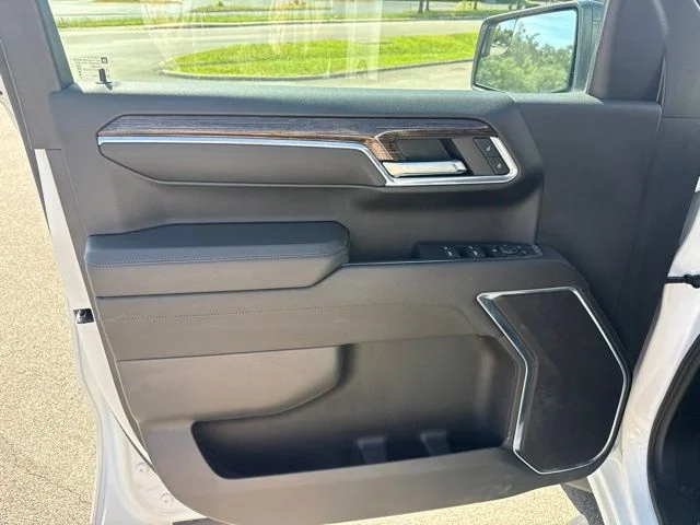 Used 2024 White GMC Elevation image 18