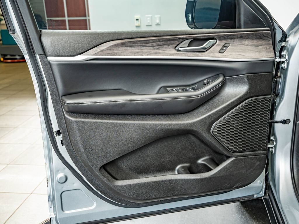 Used 2025 Silver Zynith Jeep Limited image 19