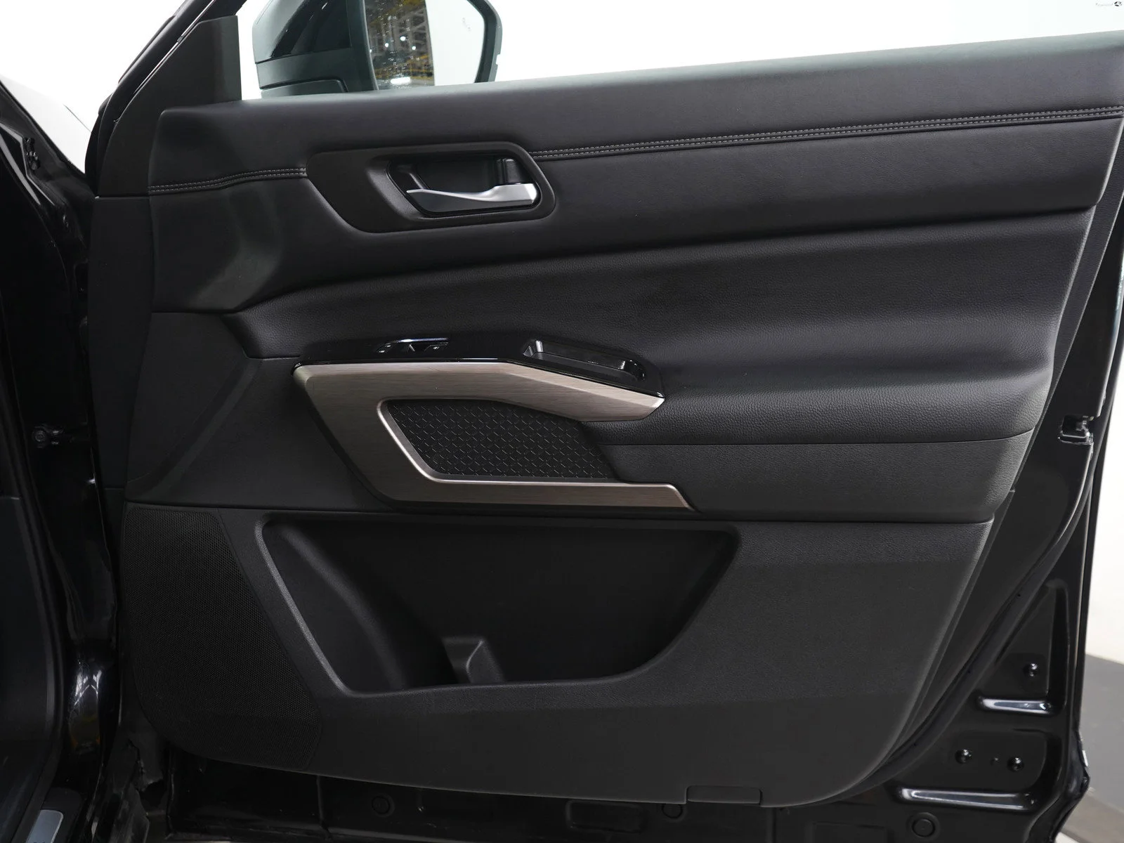 Used 2023 Super Black Nissan Platinum image 11