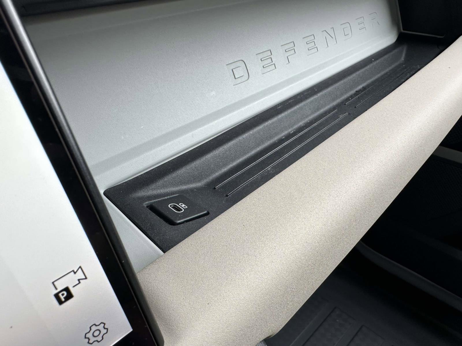 Used 2022  Land Rover SE image 19