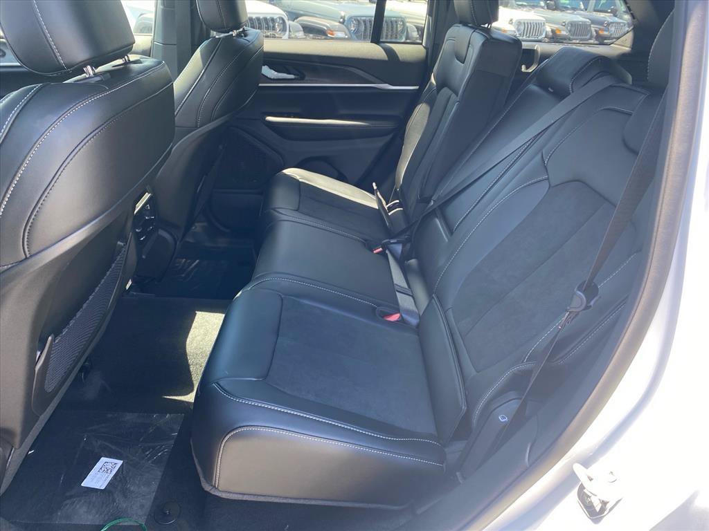 New 2026 Bright White Clear-Coat Exterior Paint Jeep Altitude image 15