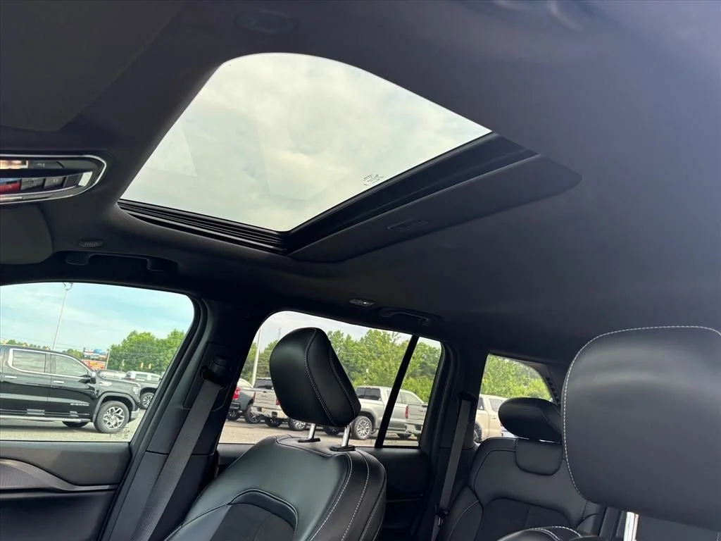 Used 2023 White Jeep Altitude X image 7