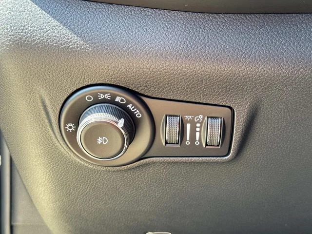 New 2026 Black Jeep Latitude image 22