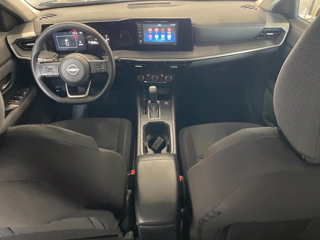 Used 2025 Brown Nissan S image 11