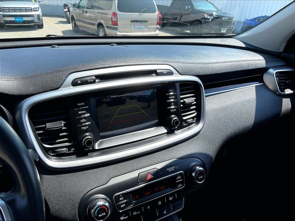 Used 2019 White Kia LX image 19