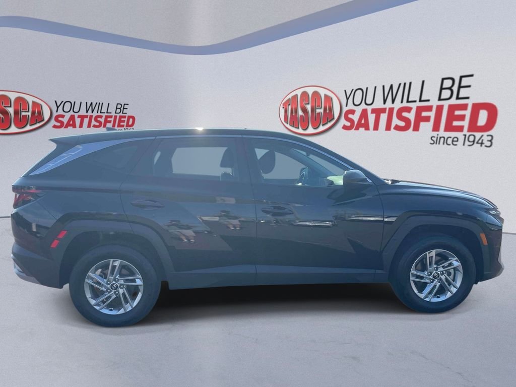 Used 2025 Black Hyundai SE image 5