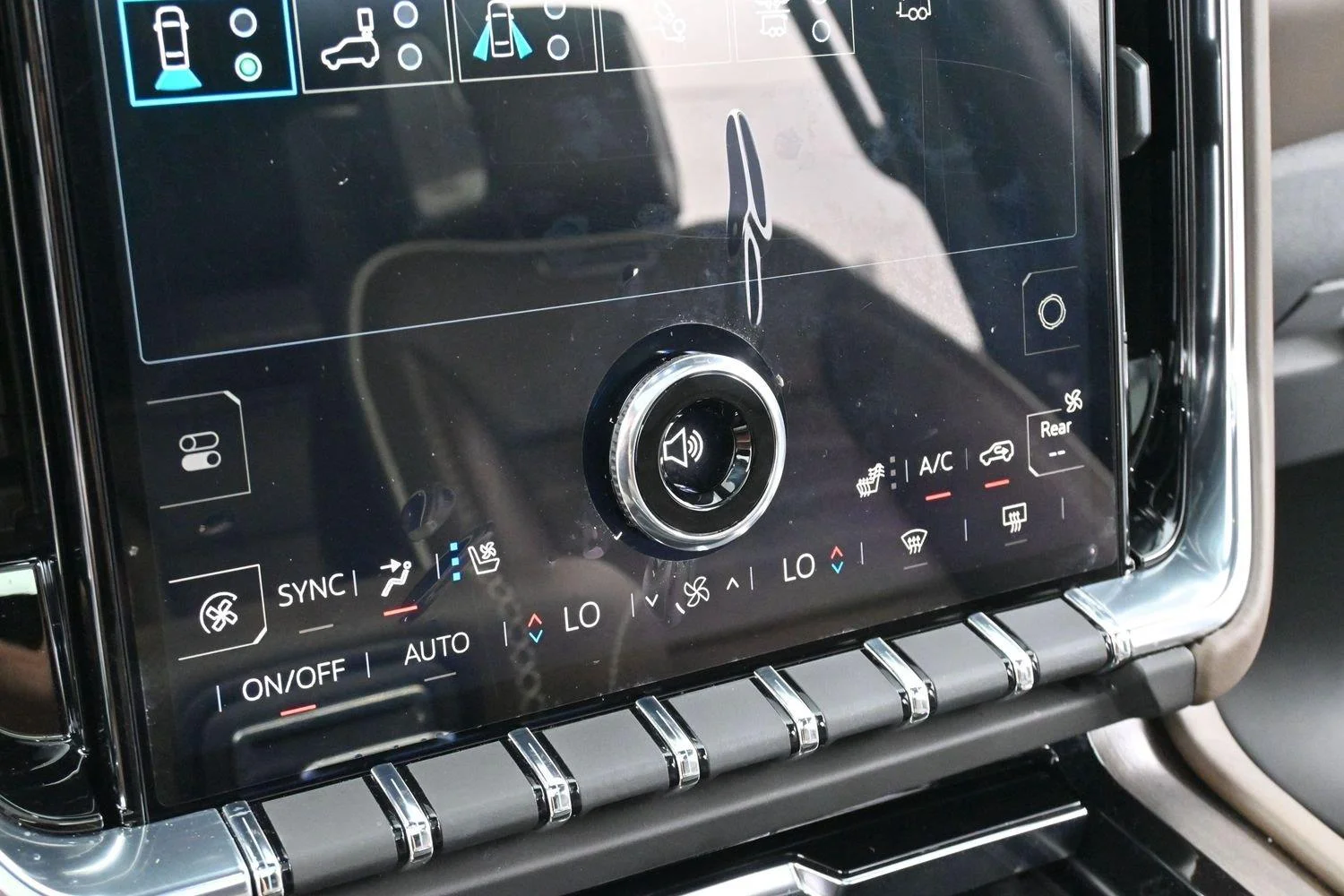 Used 2025 White Frost Tricoat GMC Denali Ultimate image 23