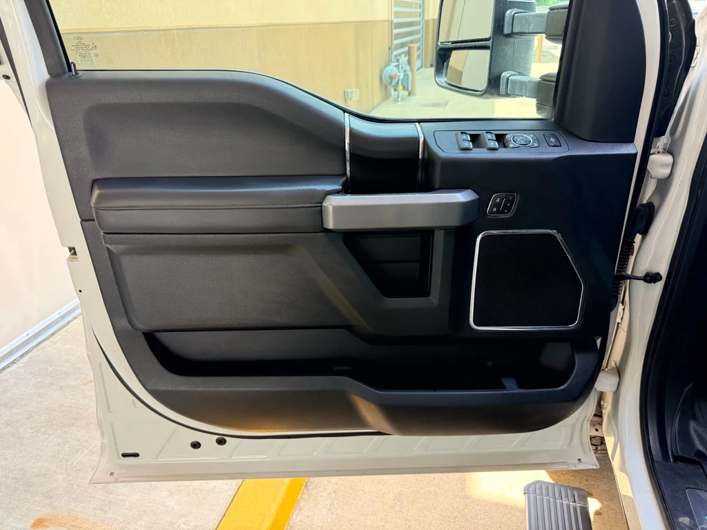 Used 2018 White Platinum Metallic Tri-Coat Ford Platinum image 10