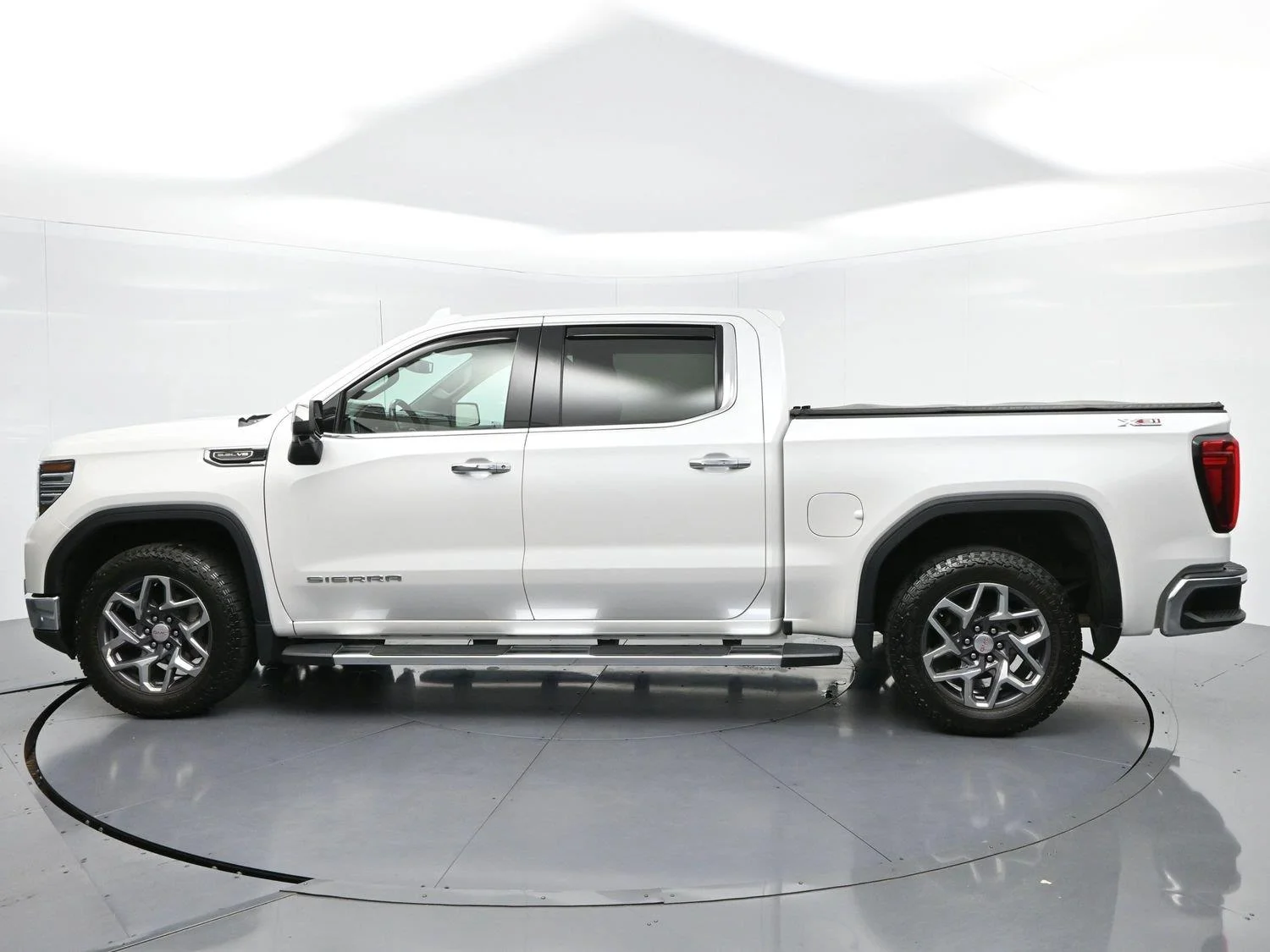 Used 2023 White Frost Tricoat GMC SLT image 5