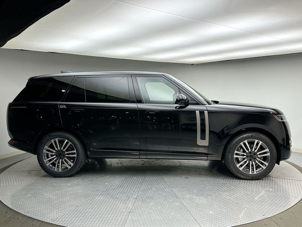 New 2026 Santorini Black LAND ROVER SE LWB 7-Seats / V8 image 4