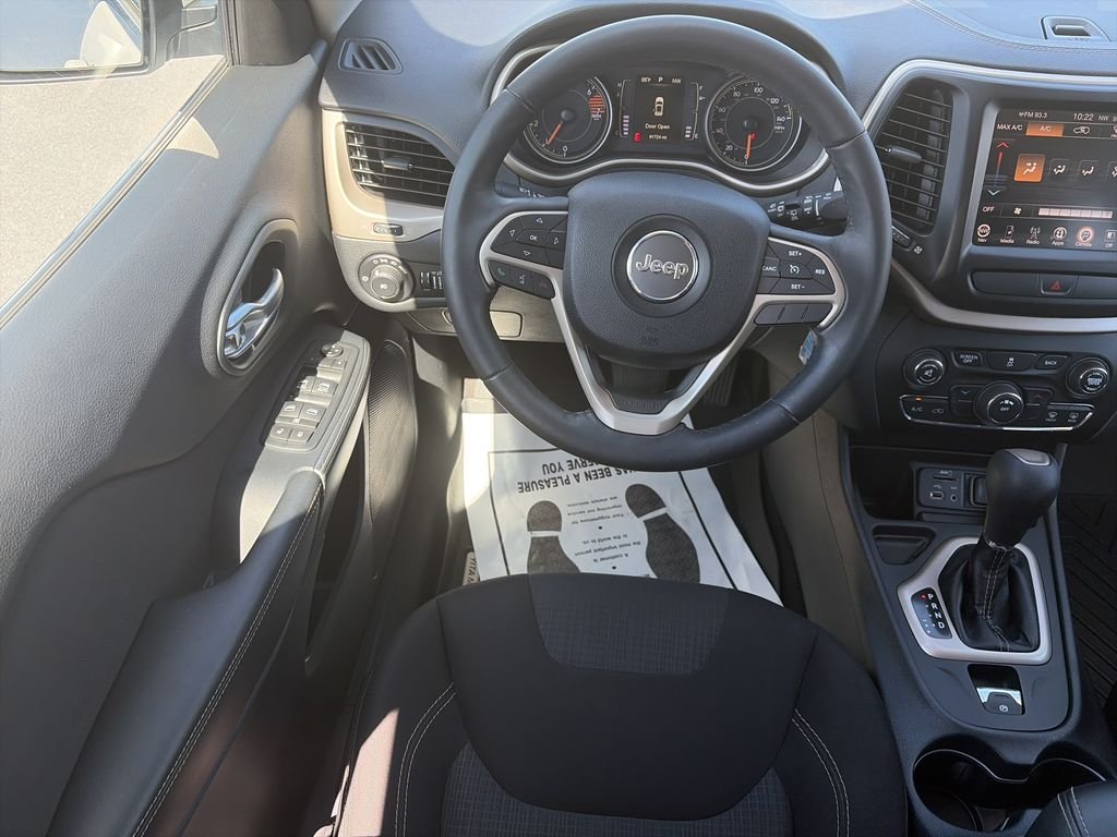 Used 2016 Bright White Clearcoat Jeep Latitude image 15