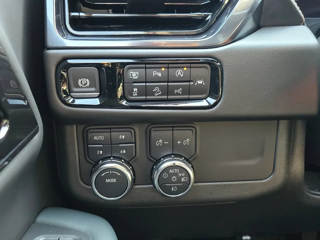 2025 GMC Yukon AT4 - Photo 18