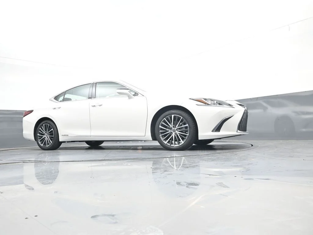 Used 2022 White Lexus 300h image 36