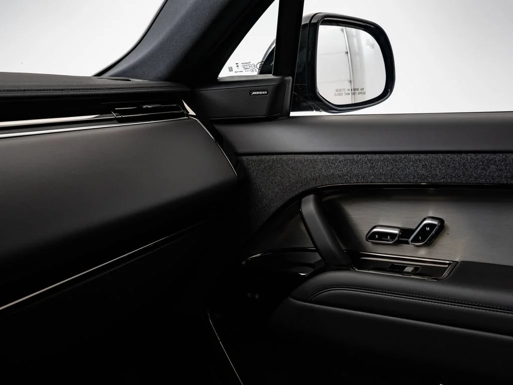 New 2026 Santorini Black Land Rover SE image 39