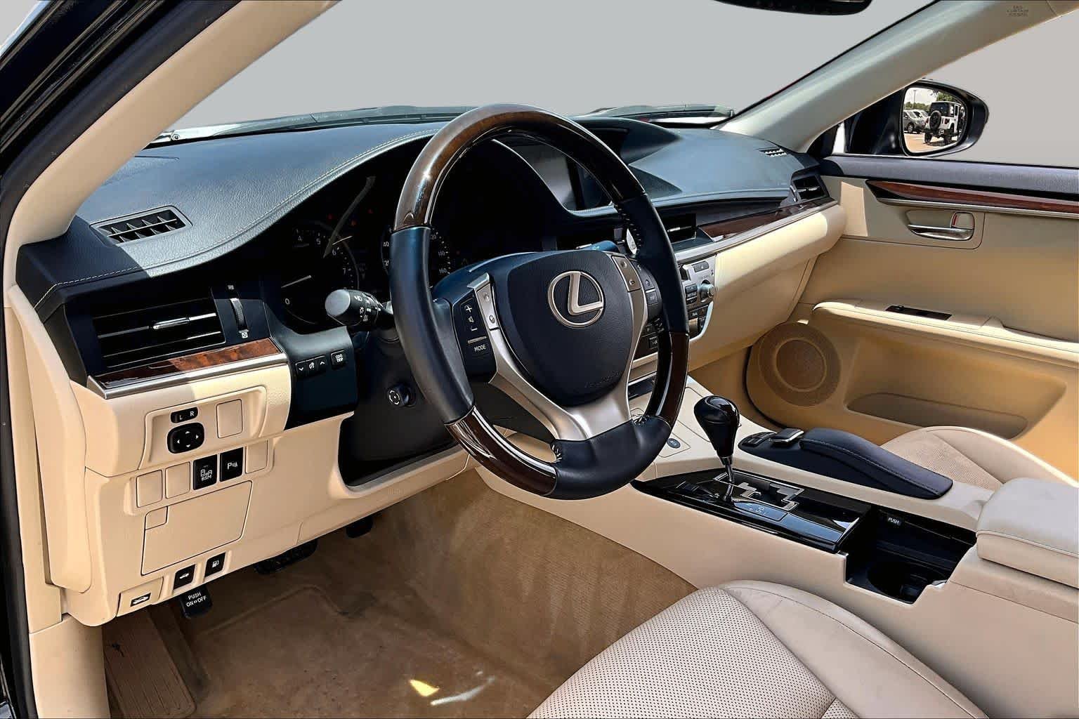 Used 2014 Obsidian Lexus  image 15