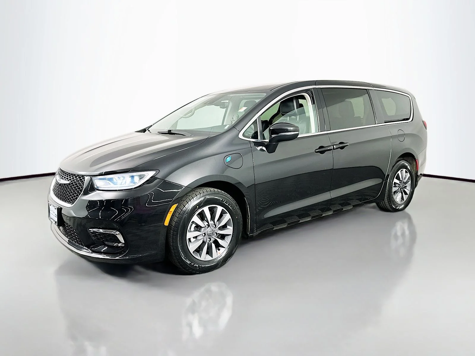 Used 2023 Brilliant Black Crystal Pearlcoat Chrysler Touring L image 4