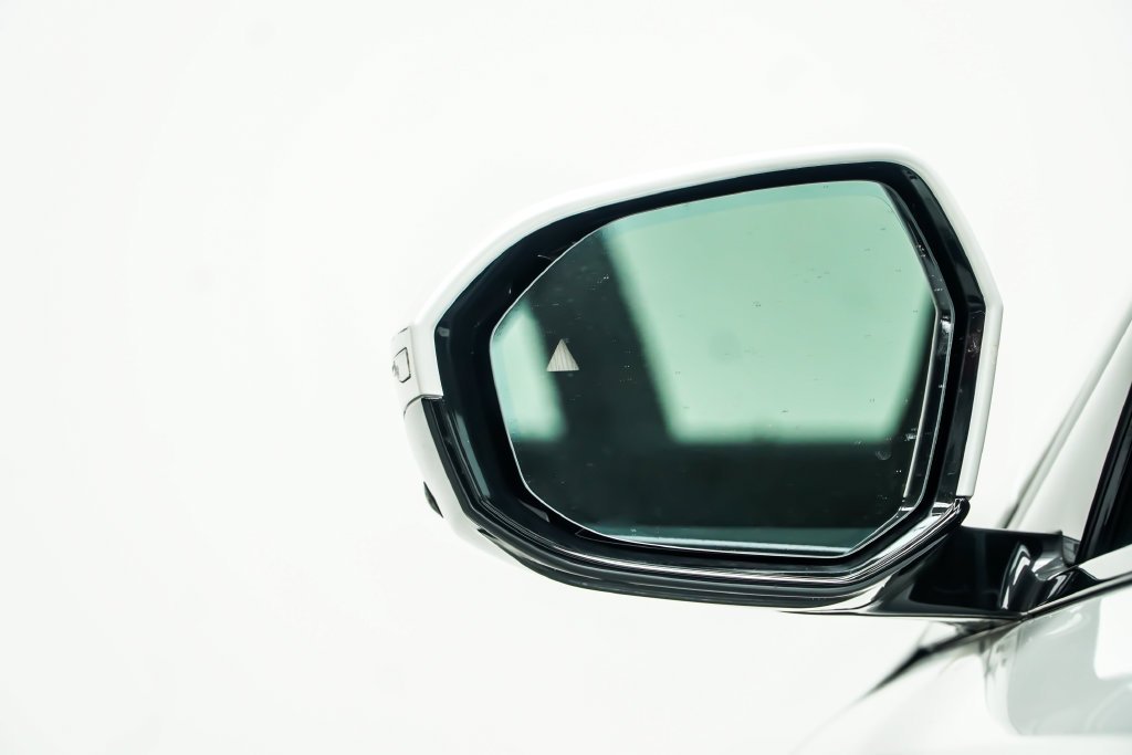 Used 2025 White BMW 750e xDrive image 27