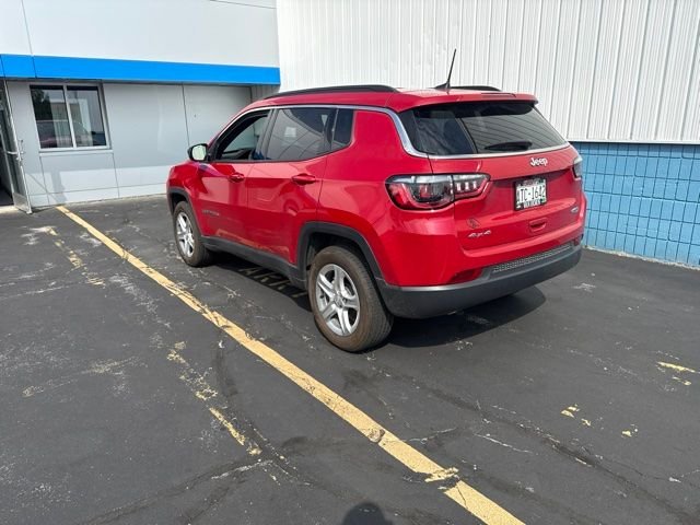 Used 2024  Jeep Latitude image 3