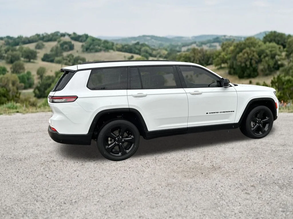 Used 2023 White Jeep Altitude image 11