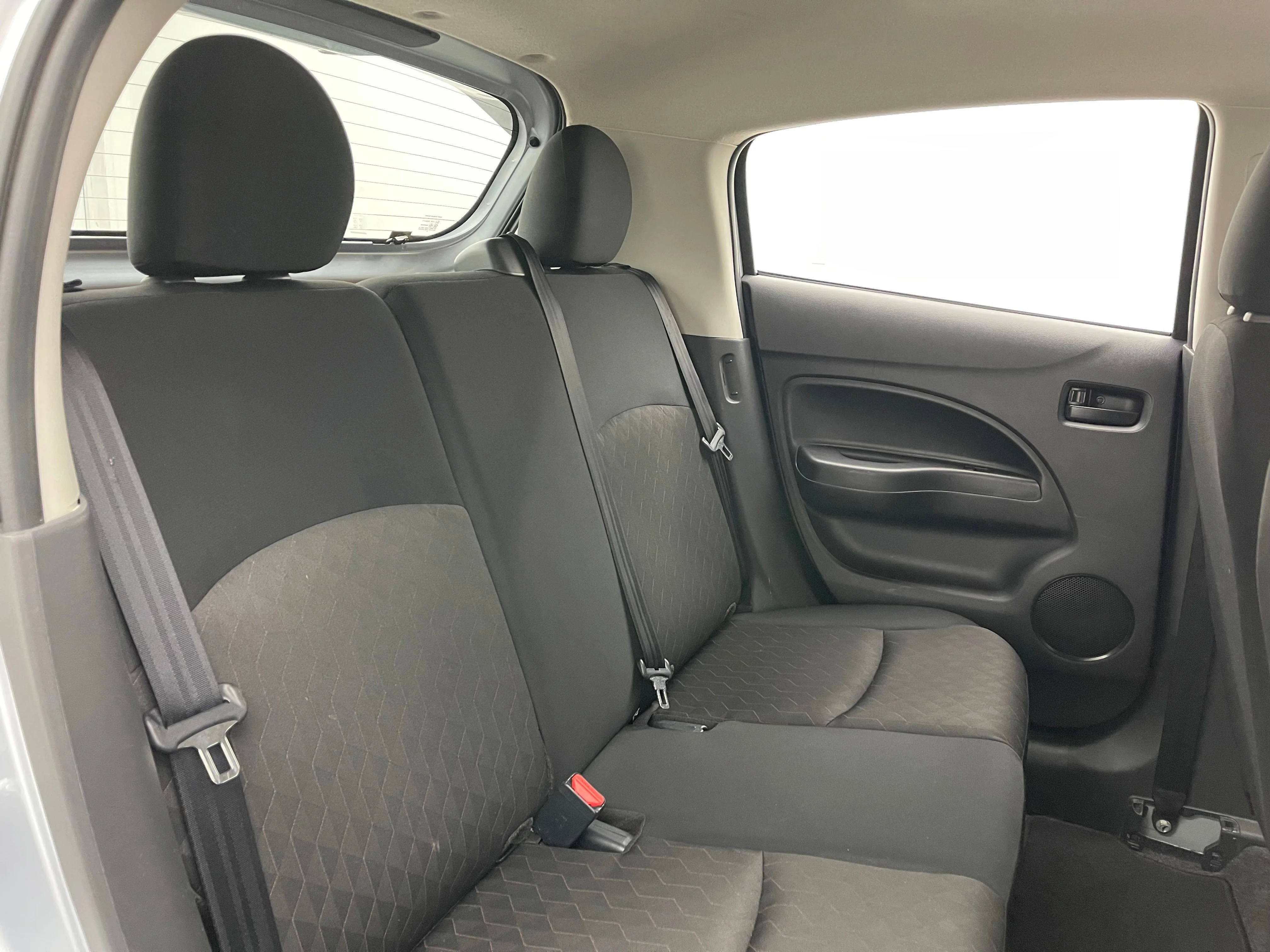 Used 2024 Silver Mitsubishi ES image 31