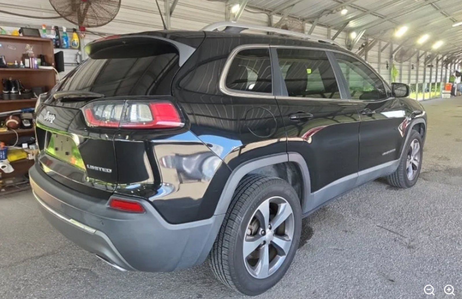 Used 2020 Diamond Black Crystal Pearlcoat Jeep Limited image 3