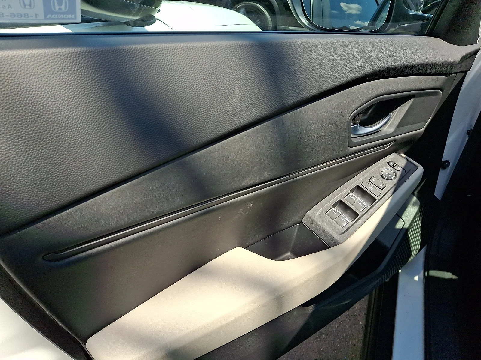 Used 2025 Platinum White Pearl Honda SE image 13
