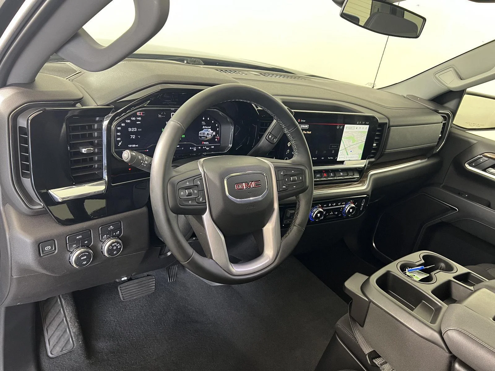 Used 2025 Onyx Black GMC Elevation image 3
