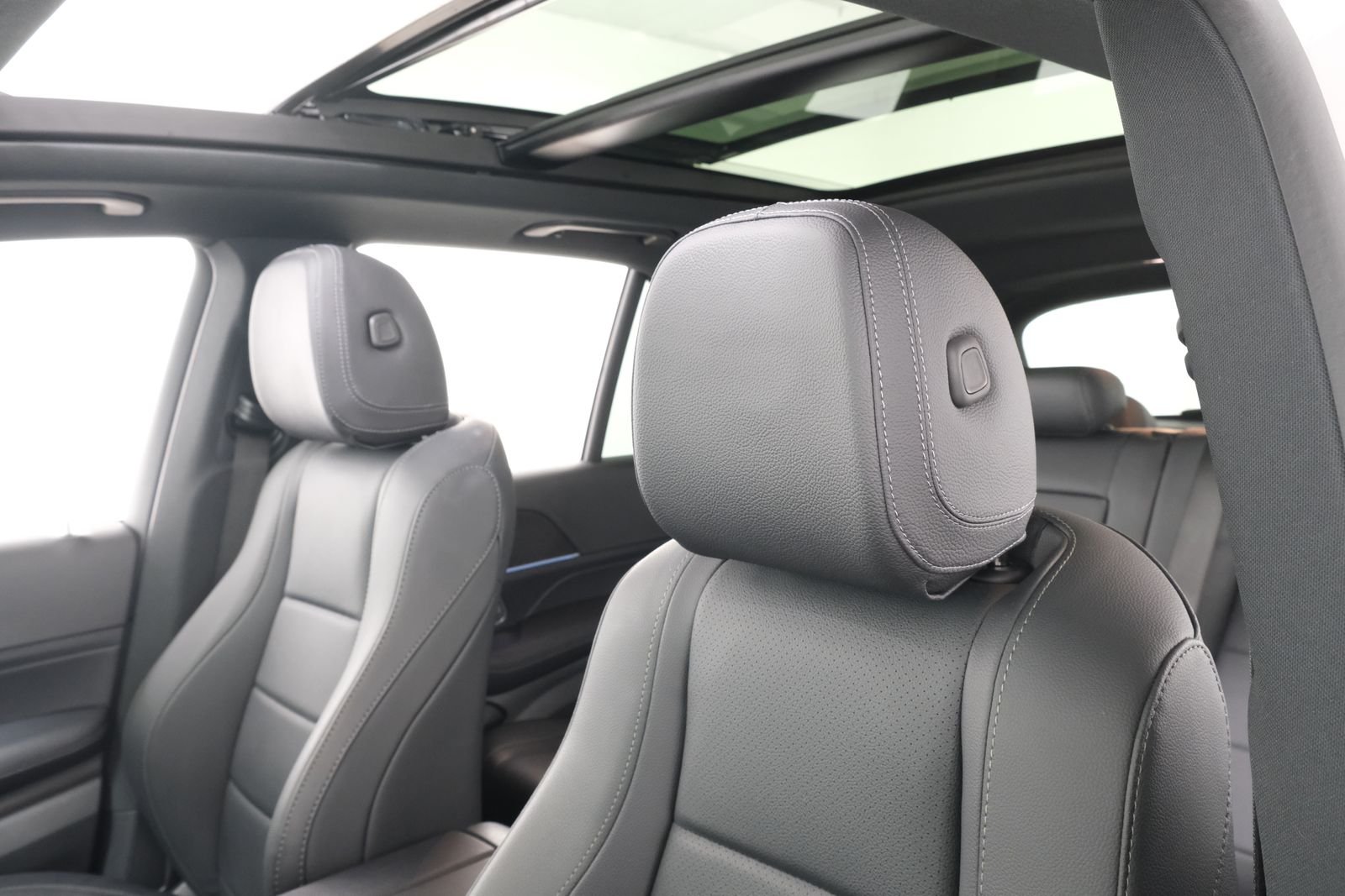 Used 2024 MANUFAKTUR Alpine Gray Mercedes-Benz GLE 450 image 33