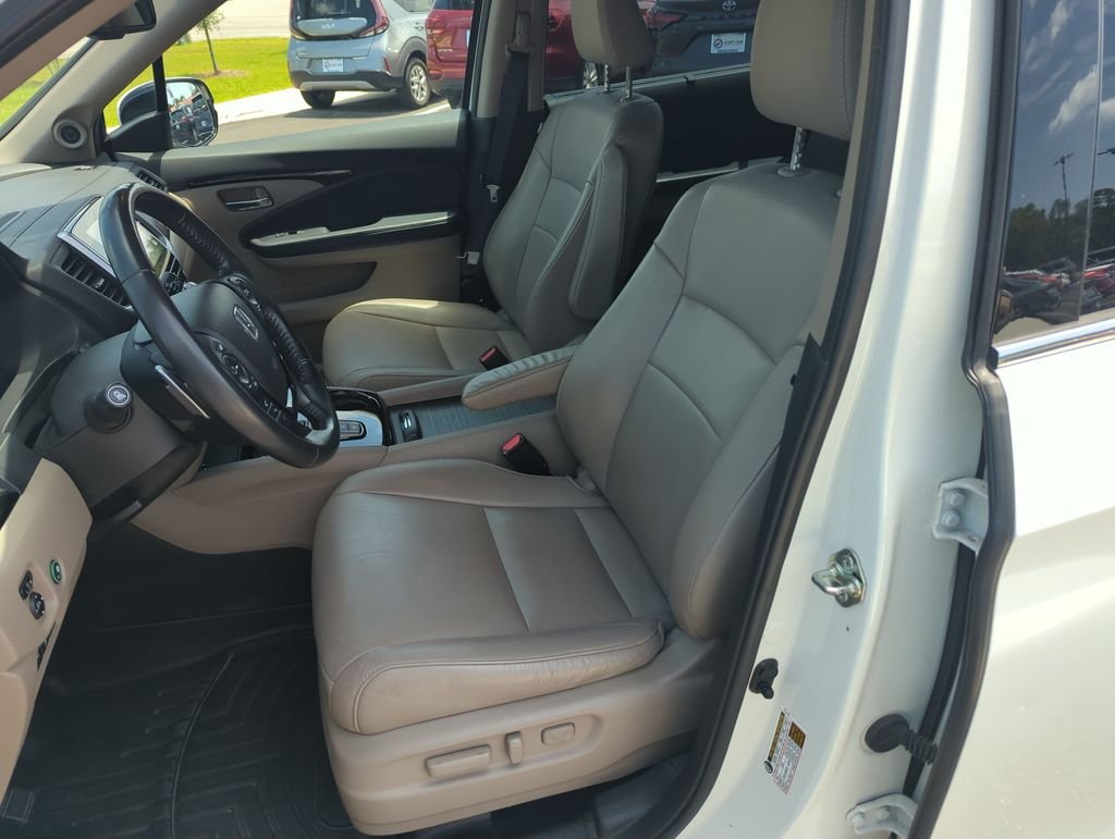 Used 2017  Honda Touring image 12