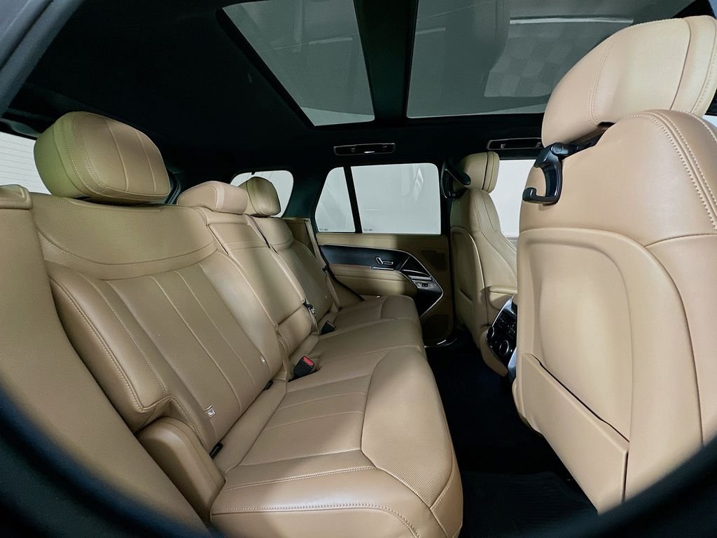 Used 2025 White Land Rover SE image 28