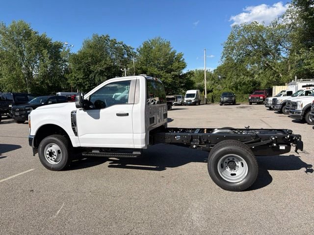 New 2026 Oxford White Ford F-350® XL image 6